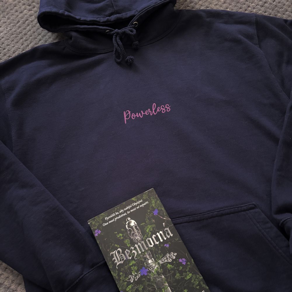 Hoodie s kapucí Bezmocná